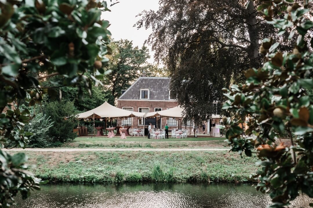 landhuis-achtertuin-stretchtent