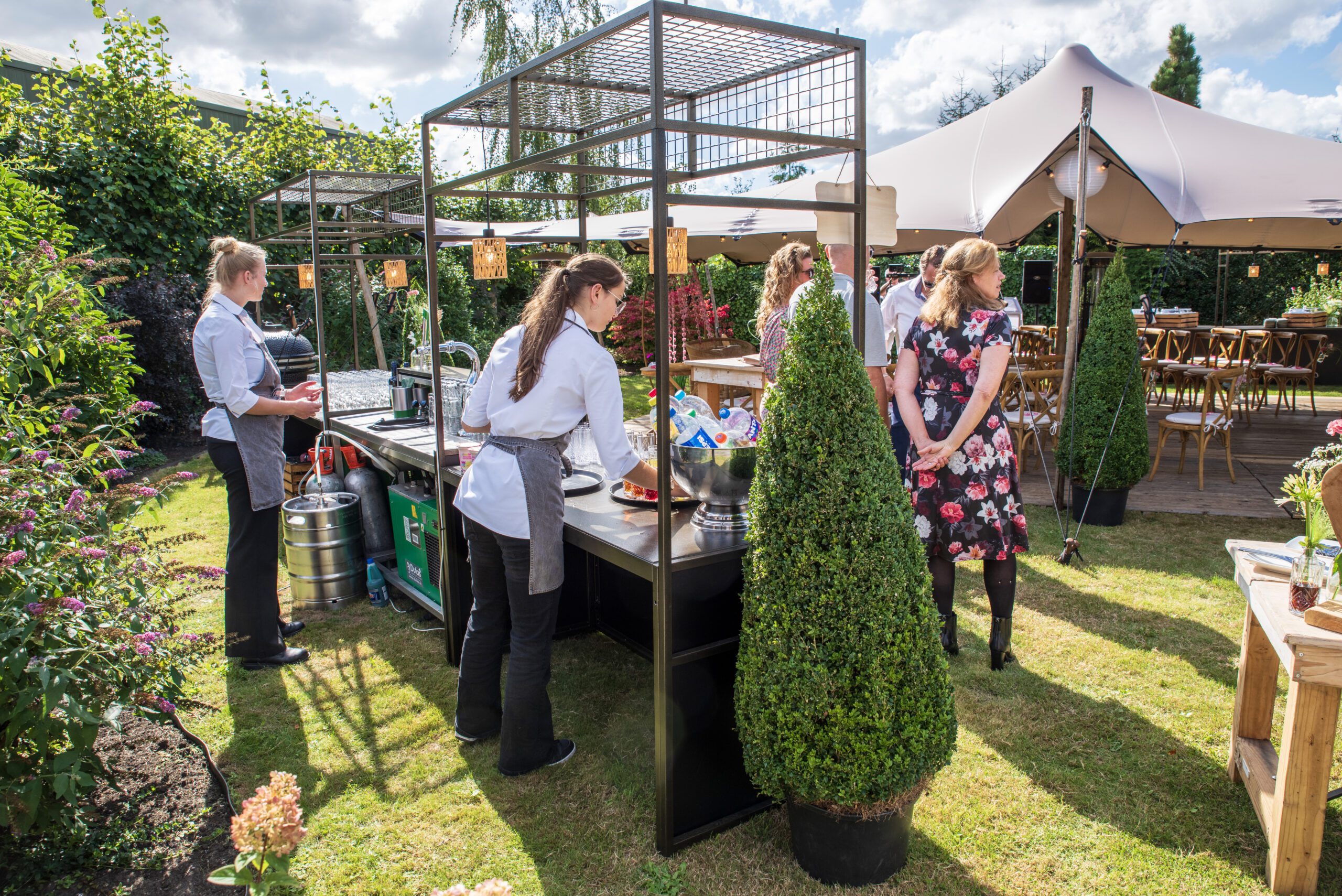 Drankarrangement met bier wijn en fris tijdens barbecue feest