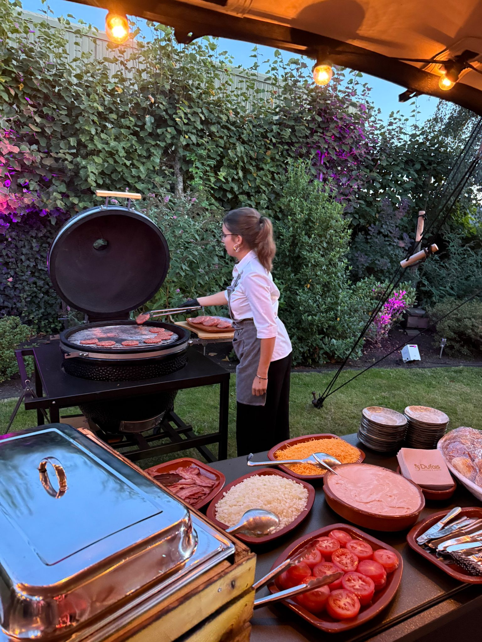 BBQ kok aan het grillen tijdens barbecue catering in Alphen aan den Rijn