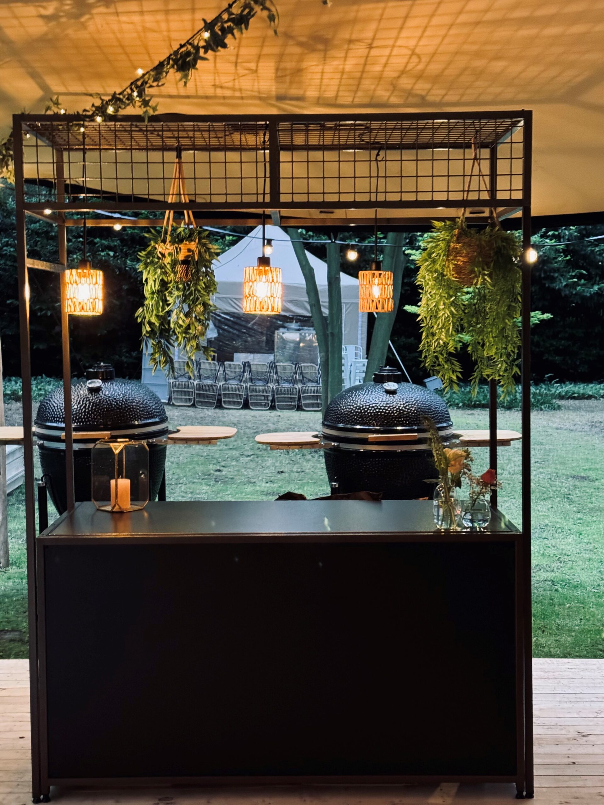 Luxe tuinfeest met barbecue catering en decoratie
