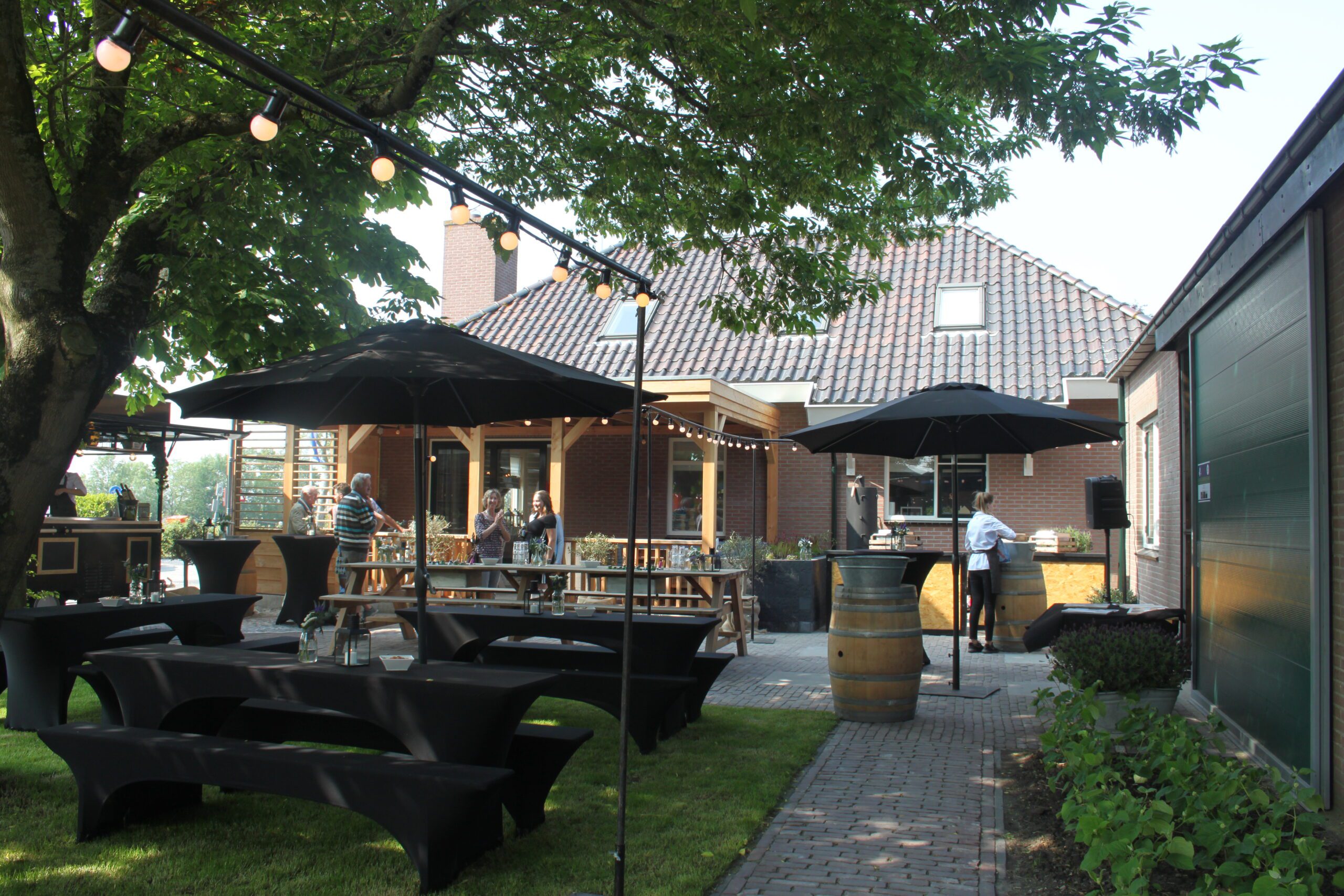 Zomer barbecue op locatie met verlichting en aangeklede tafels Zuid-Holland