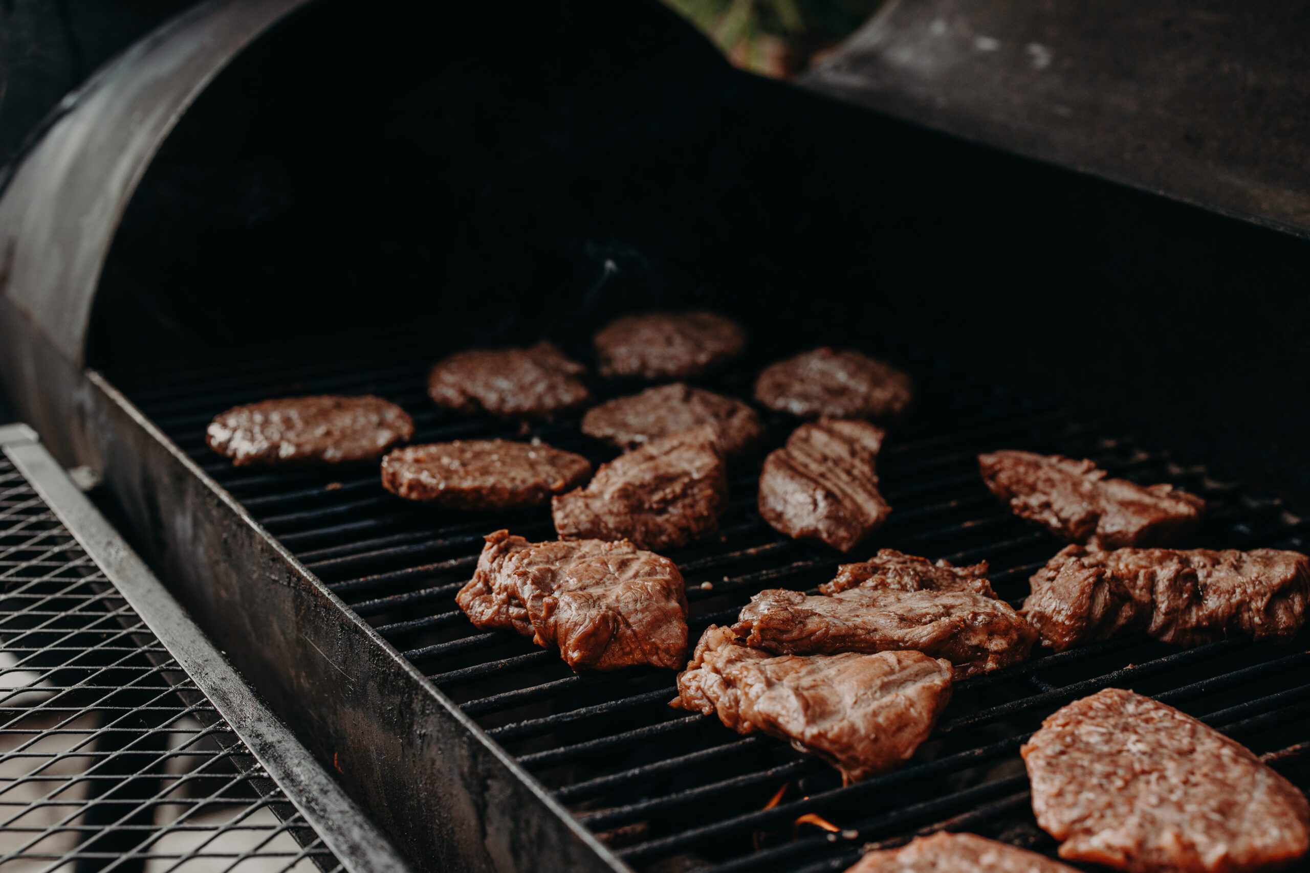 Vers vlees en groenten op barbecue tijdens catering op locatie